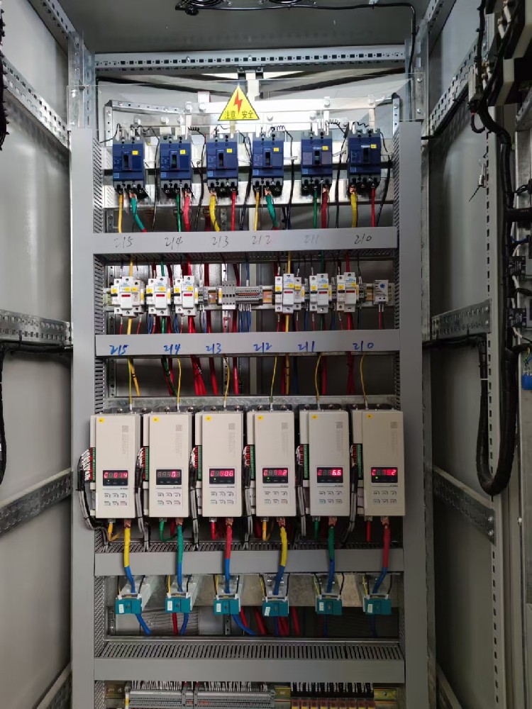 在电力调整器设计中，若何处置电源抖动和电网脉动的影响？