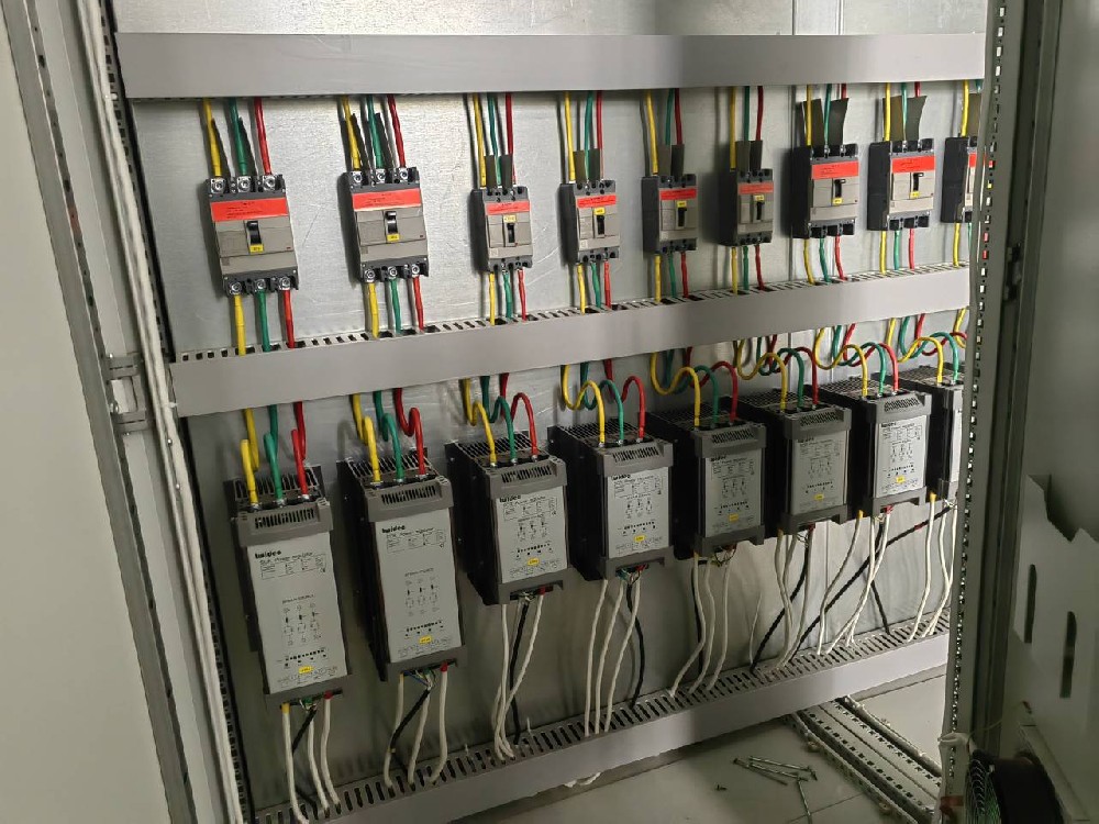 互换电力调整器和直流电力调整器的工作道理有哪些关键区别？