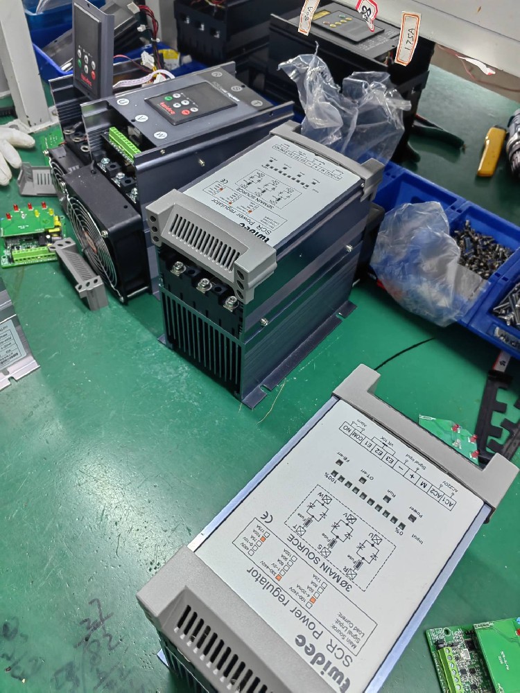 电力调整器的额定电压参数对其利用场景有何限度？