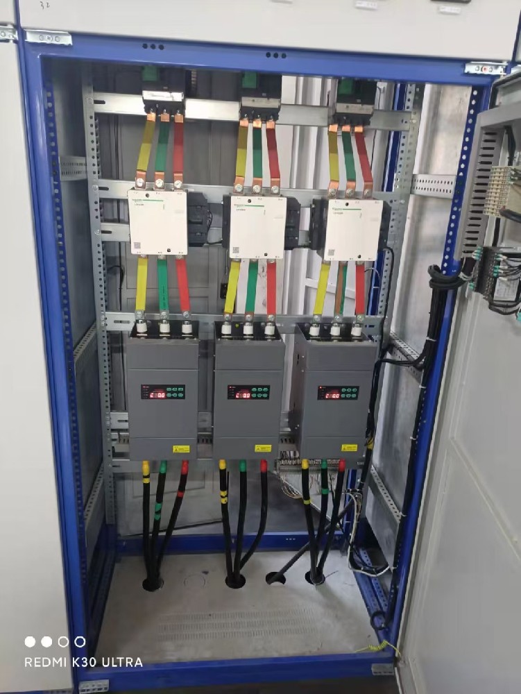 从投资回报率的角度看，使用电力调整器能为工厂带来哪些经济效益（如节能、提高产品质量等）？