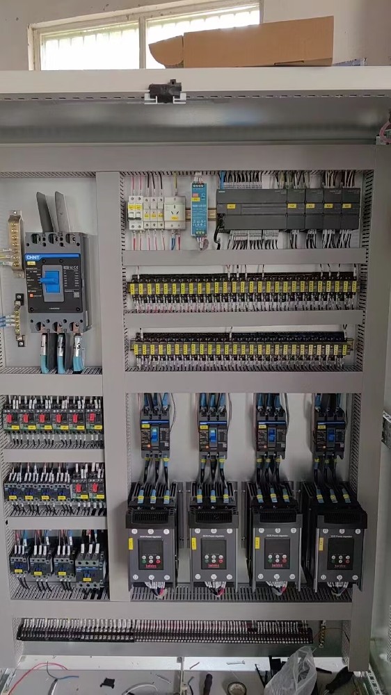 在装置电力调整器时，布线的粗细与材质对其机能有何具体影响？