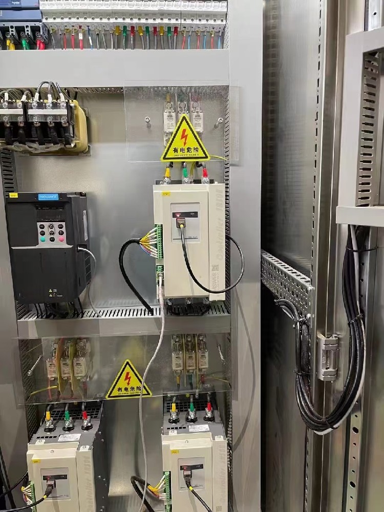 在医疗设备中使用电力调整器，必要沉点关注哪些特殊的安全尺度？