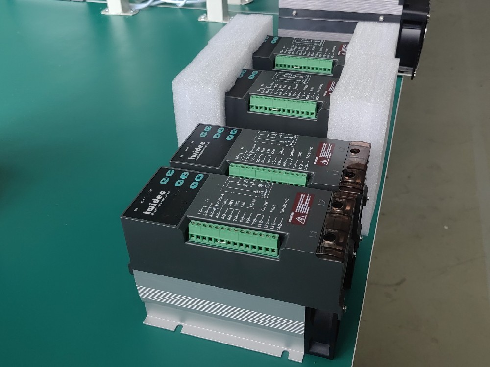 若何通过电力调整器优化电镀工艺中的电源不变性？