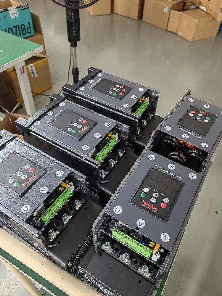 接入的电网电压颠簸超出电力调整器额定领域，该采取什么措施；ど璞覆槐话芑？