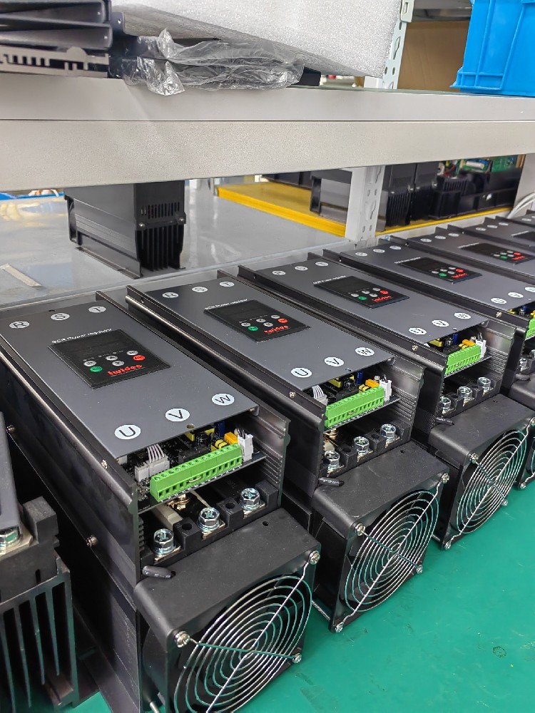 给电力调整器建设的保险丝频仍熔断，怎么判断是设备过载还是保险丝规格不合？