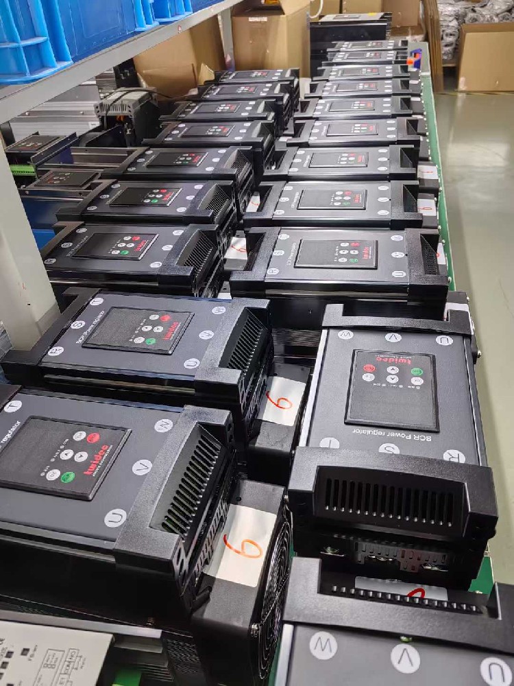 尝试将电力调整器与新的负载设备衔接，却无法正常工作，该从哪些方面排查兼容性问题？